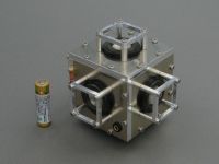 金属筐体の製品の撮影例（cubeSP キューブエスピー 無指向性スピーカー）